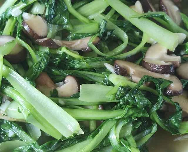 How to stir-fry mushrooms and greens with a rich mushroom flavor