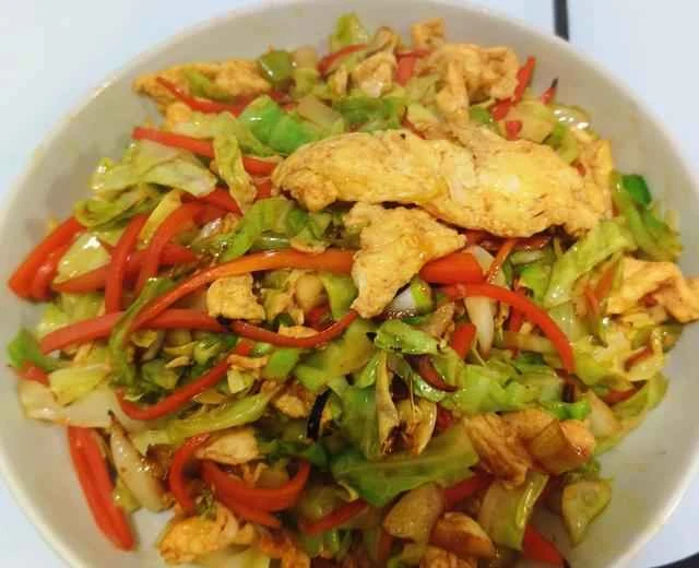 Quick and easy home-style dish: Stir-fried cabbage, carrots, and eggs