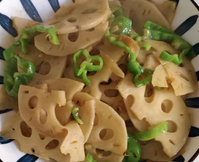 Stir-fried lotus root slices with green peppers [Simple and easy home-style dish for beginners] recipe