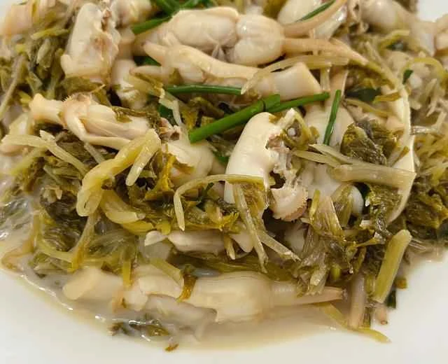 Stir-fried razor clams with pickled mustard greens – a quick and easy homemade seafood dish that's so delicious it'll make your eyebrows fall off!