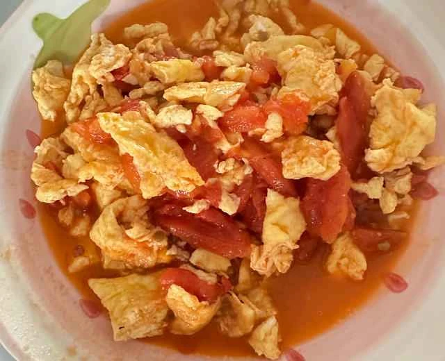 Home-style recipe for scrambled eggs with tomatoes