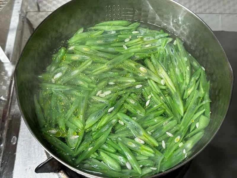 How to make pure milk hand-torn toast: Step 1