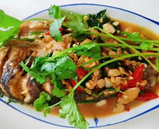 Braised crucian carp recipe (a common home-style dish)