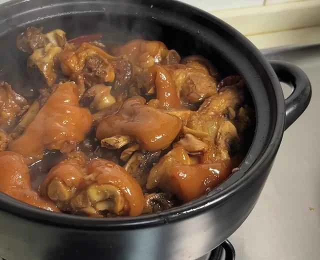 Braised pork trotters, soft, chewy, and delicious – my roommate ate three bowls of rice with this recipe.