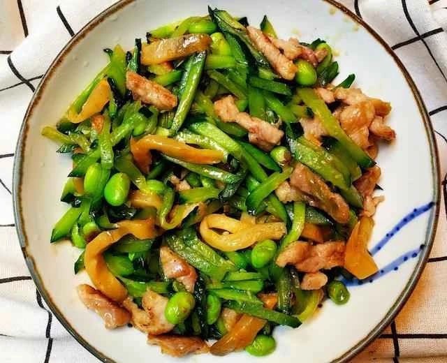 Fresh, seasonal vegetables 🥬, make a savory, crisp, and refreshing summer dish 🌈 perfect with rice 🥗: "Stir-fried Cucumber with Pickled Mustard Greens, Shredded Pork, and Edamame 🫛", a super delicious recipe 😋