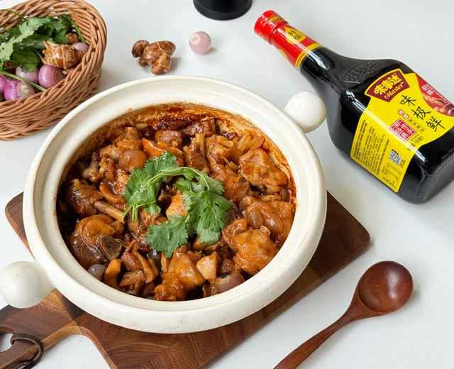 Claypot Chicken 🍲, a recipe for tender, flavorful, and incredibly delicious chicken that goes perfectly with rice!