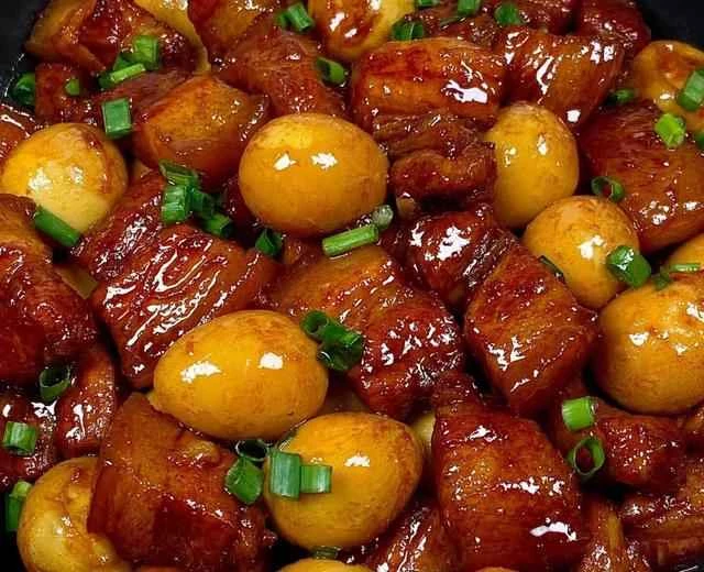 This braised pork with quail eggs is absolutely delicious with rice!