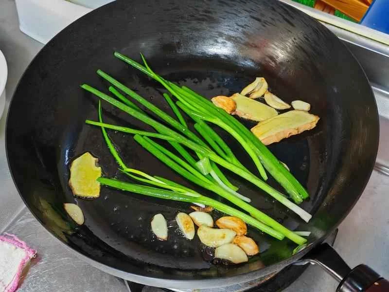 How to make pure milk hand-torn toast: Step 1