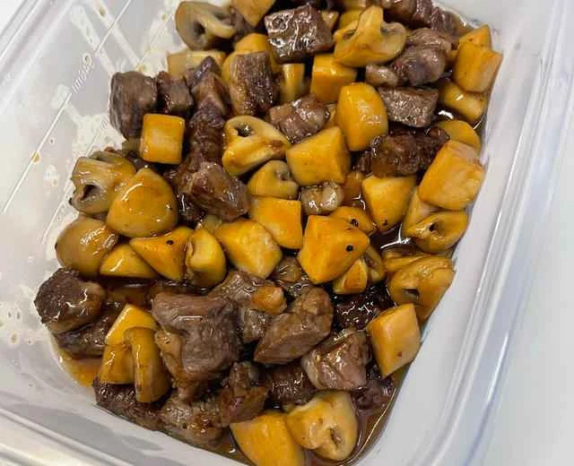 Home-style dish: Recipe for stir-fried king oyster mushrooms and beef cubes