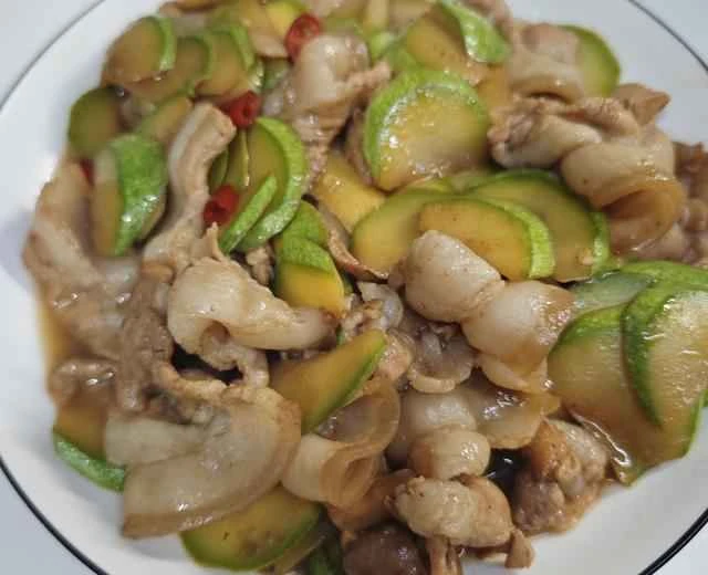 Easy-to-follow recipe: Stir-fried zucchini with pork belly (a classic home-style dish)