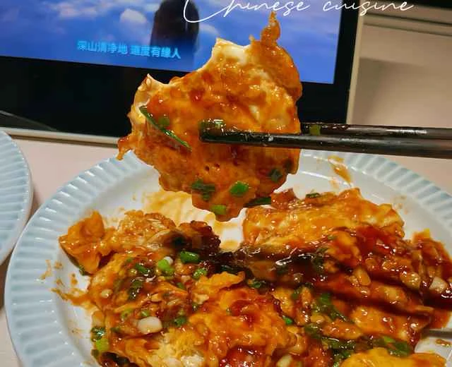 Sweet and sour poached eggs – a delicious and easy 5-minute recipe that goes perfectly with rice.