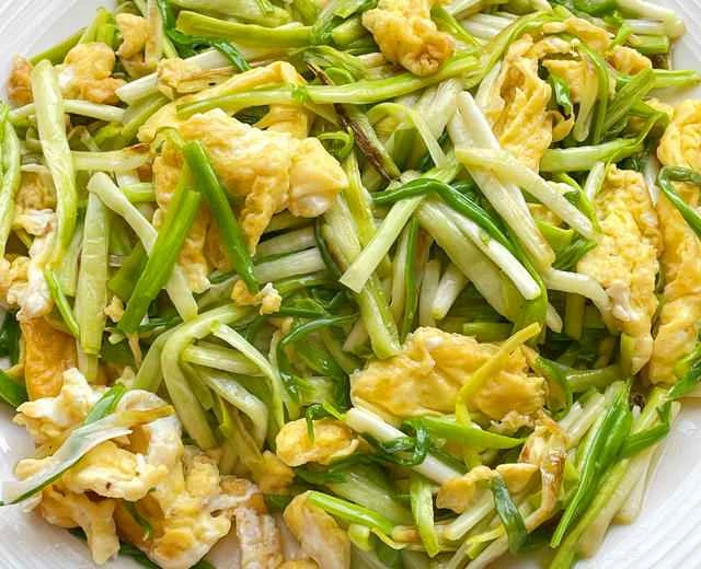 Quick and easy home-style dish! Recipe for stir-fried eggs with garlic sprouts