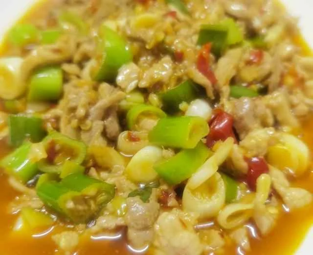 Home-style Sichuan cuisine, Chongqing-style shredded pork with garlic sauce, a sweet and sour dish that goes perfectly with rice.