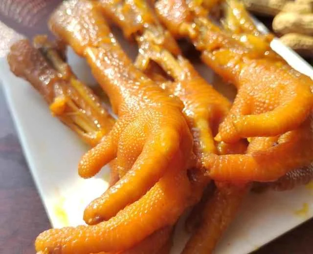 Simple ingredients can also create a delicious and visually appealing dish – a recipe for braised chicken feet.
