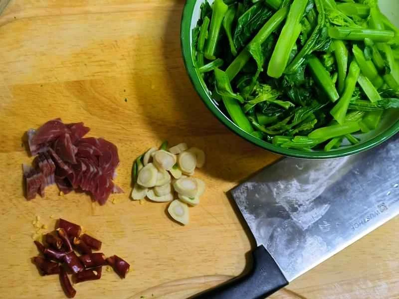 How to make pure milk hand-torn toast: Step 1