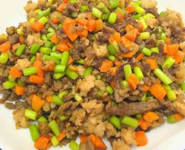 Recipe for Stir-fried Garlic Sprouts with Pork (A Simple and Appetizing Dish for Kids)