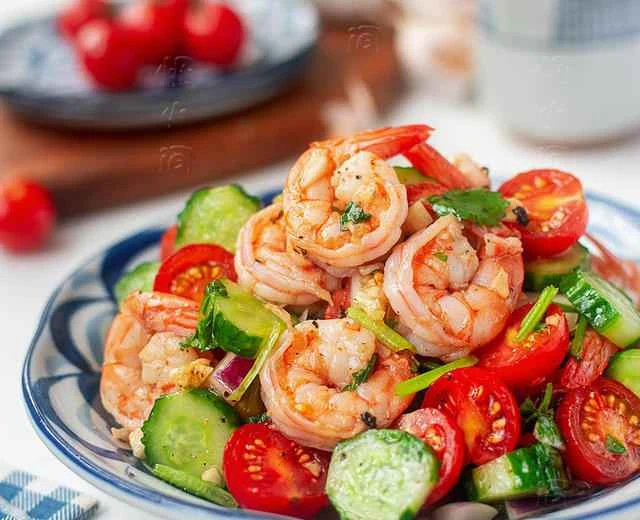 Summer calls for refreshing dishes! 🍤 This shrimp salad is incredibly delicious and refreshing! Even nutritionists praise this recipe! 👍