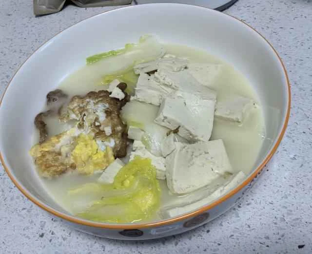 Recipe for a delicious and light egg, cabbage and tofu soup