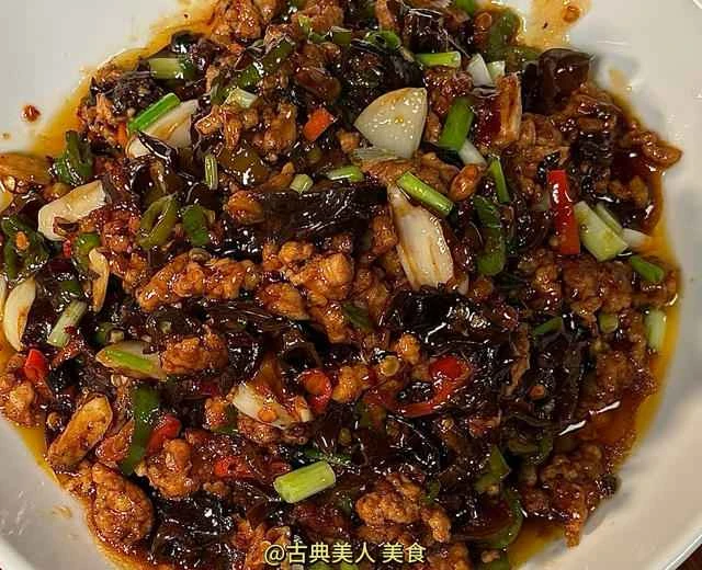 Spicy minced pork and wood ear mushrooms, perfect for mixing with rice!