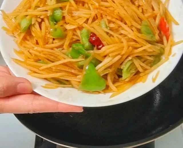A daily home-style dish - Hot and sour shredded potatoes recipe