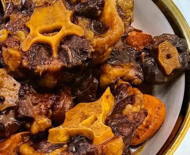 A perfect dish to eat with rice! Recipe for fragrant and tender braised oxtail.
