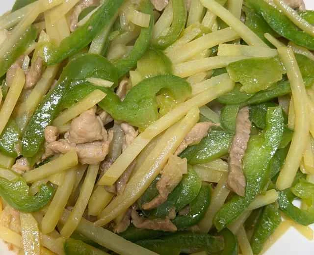 Home-style dish: Stir-fried shredded pork with shredded green peppers and shredded potatoes