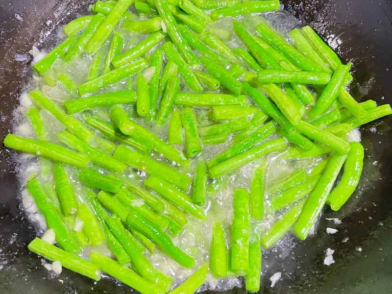 How to make pure milk hand-torn toast: Step 1