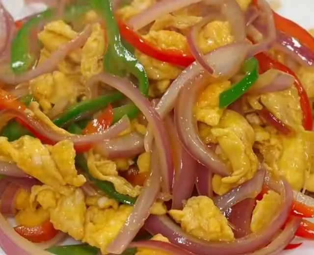 A delicious and appetizing dish: scrambled eggs with onions.