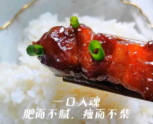 One bite and you're hooked! Fatty yet not greasy, lean yet not dry—the perfect jelly-like braised pork belly for mixing with rice!