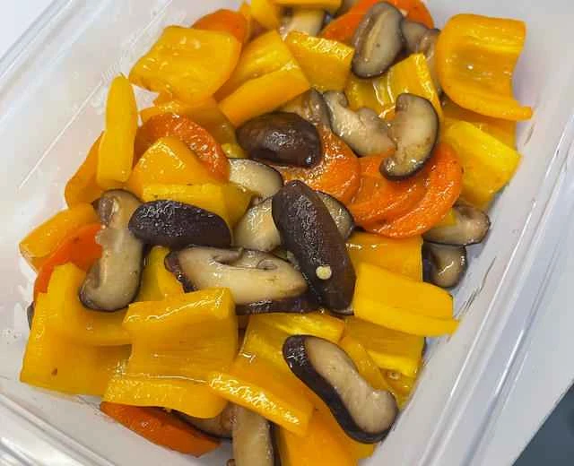 Home-style dish: Stir-fried vegetables (stir-fried bell peppers and fresh shiitake mushrooms) recipe
