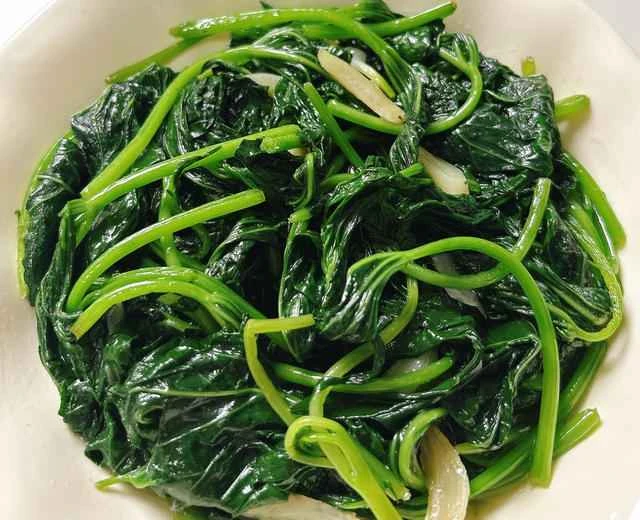 Recipe for stir-fried sweet potato leaves that are tender and refreshing