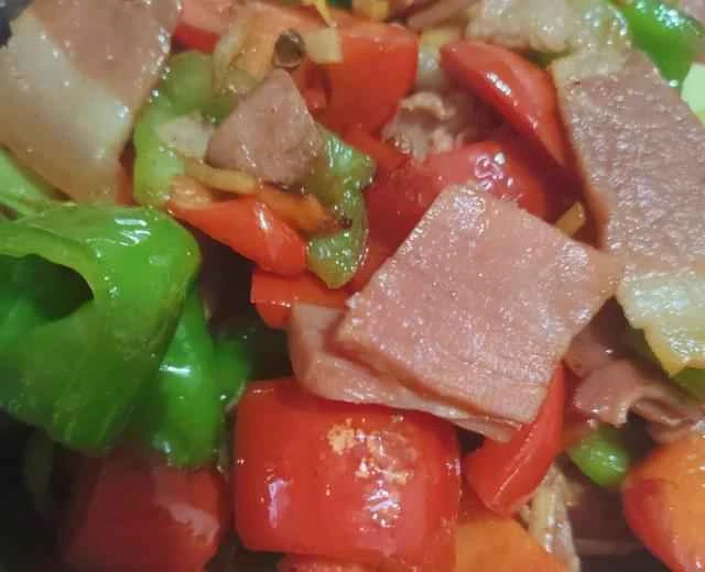Recipe for stir-fried ham with green and red peppers