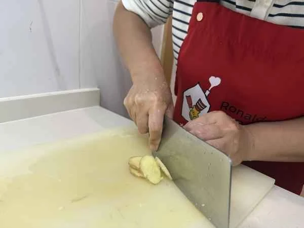 How to make pure milk hand-torn toast: Step 1