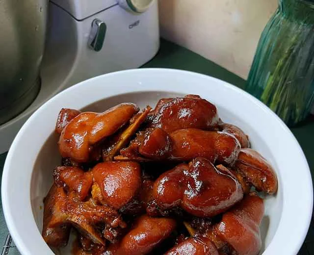 Recipe for soft, chewy, and glossy braised pig's trotters