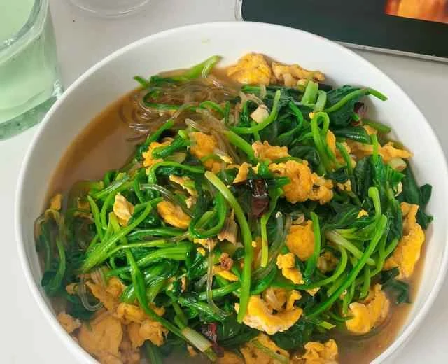 Home-style dish - Spinach stir-fried with glass noodles recipe